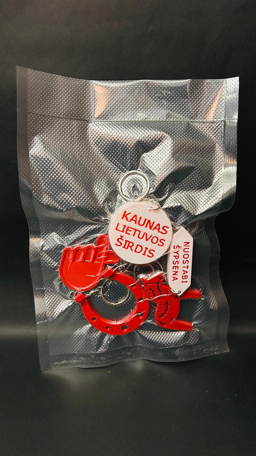 Jaungada veiksmes talismanu komplekts – sarkanais zirgs un pakavs kā spēka, veiksmes un aizsardzības simboli Jaunajam gadam