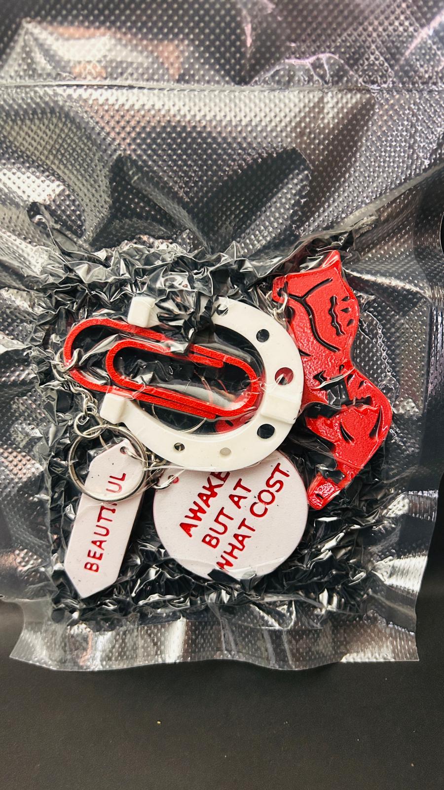 Jaungada veiksmes talismanu komplekts – sarkanais zirgs un pakavs kā spēka, veiksmes un aizsardzības simboli Jaunajam gadam