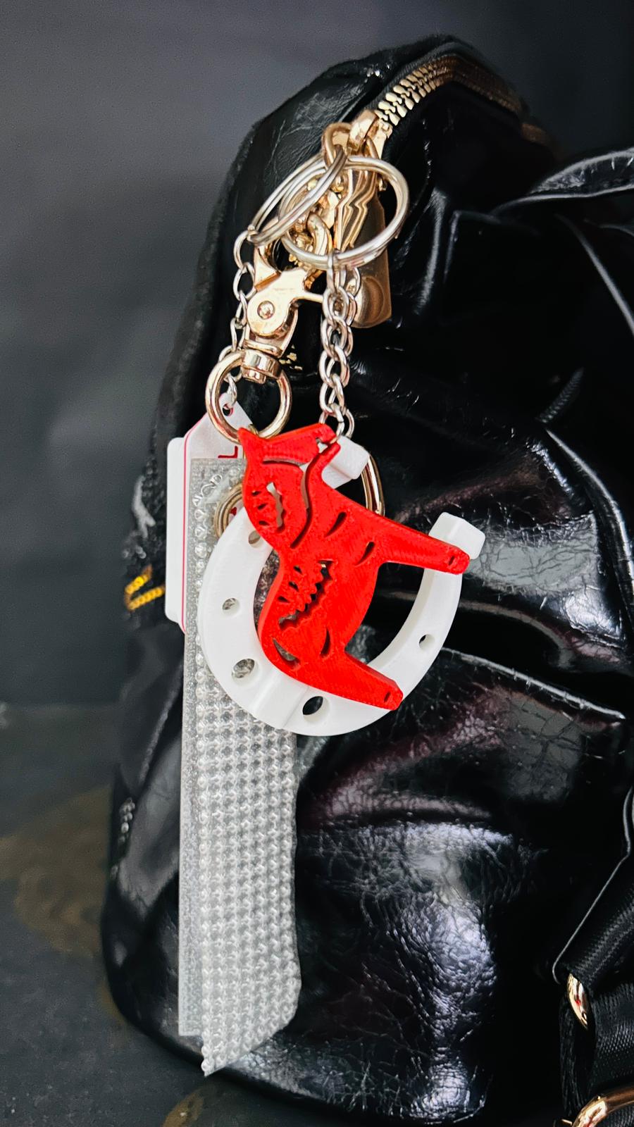 Jaungada veiksmes talismanu komplekts – sarkanais zirgs un pakavs kā spēka, veiksmes un aizsardzības simboli Jaunajam gadam