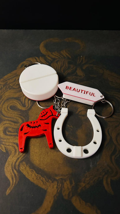 Jaungada veiksmes talismanu komplekts – sarkanais zirgs un pakavs kā spēka, veiksmes un aizsardzības simboli Jaunajam gadam